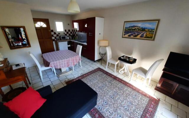 Coquet T2 ,terrasse,parking ,4 kms d Avignon