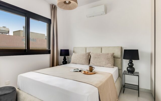 Sanders Only - Delightful 2-bdr Apt With Balcony