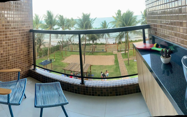 Apartamento alto padrão em condomínio pé na areia