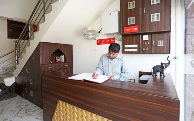 Goroomgo Pushpa Palace Mathura