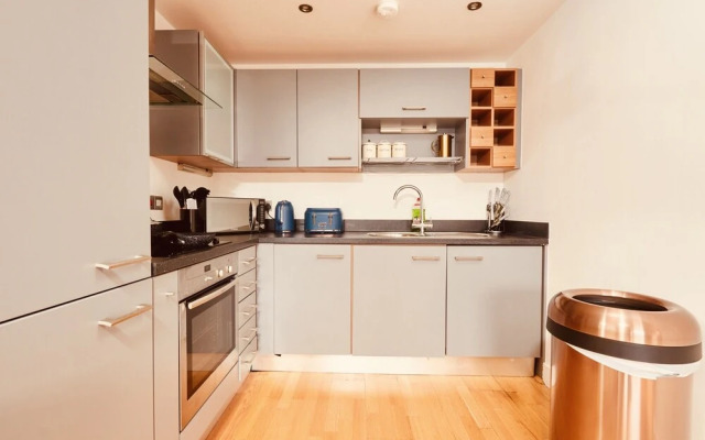 Deluxe City Apt, Riverside Canal View&free Parking