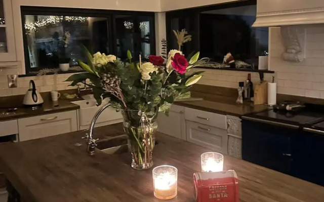 Charming 6-bed Escape- Balconies & Panoramic Views