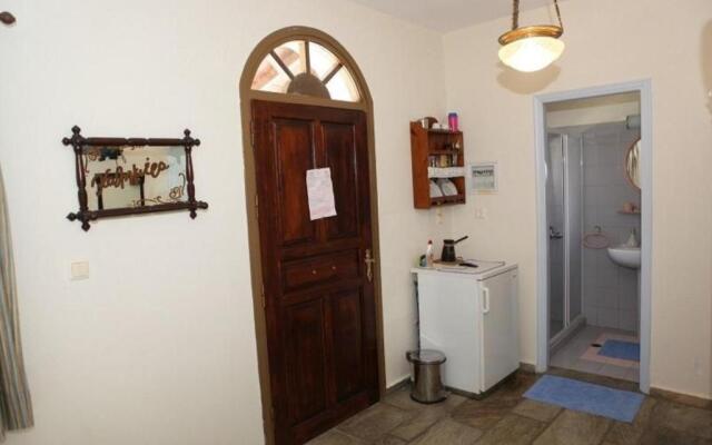 Pleoussa Studio and Apartments