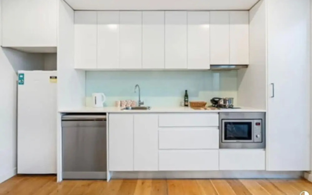 Central Modern 1 Bedroom With Air-con Balcony