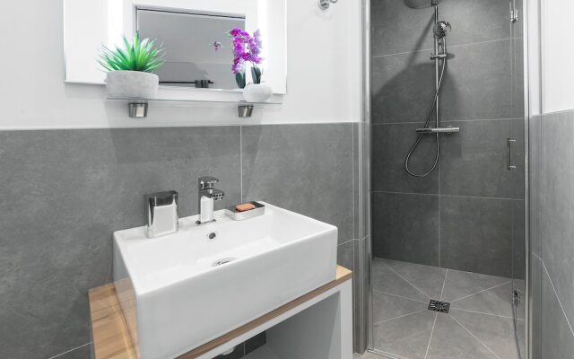 Luxury 2BDR Le Louvre I by Livinparis