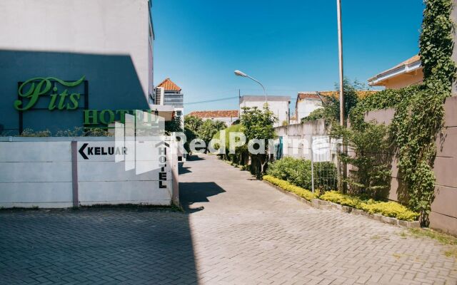 Pits Hotel RedPartner near Atom Mall