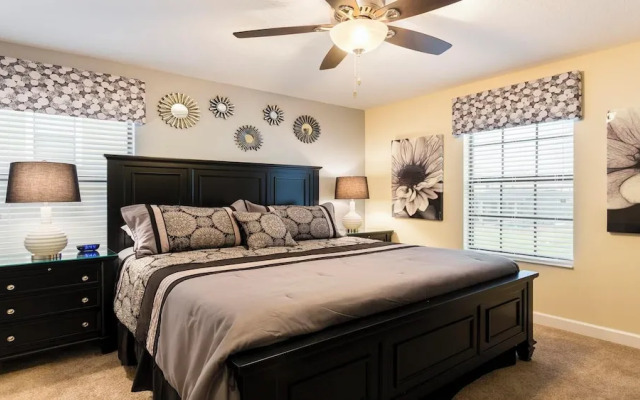 Opulent Villa, 10 Min to Disney, Pool & Spa