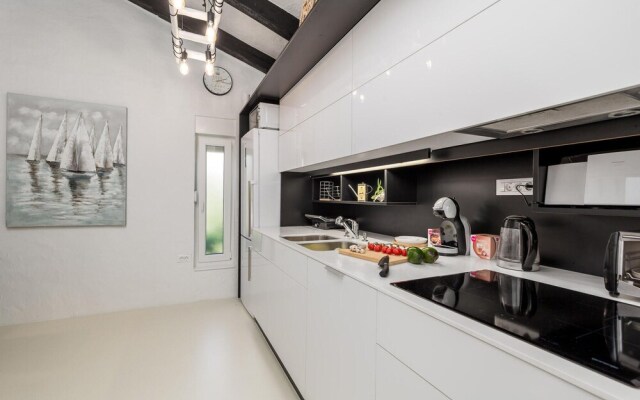 Awesome Home in Lopar with Hot Tub, WiFi & 2 Bedrooms