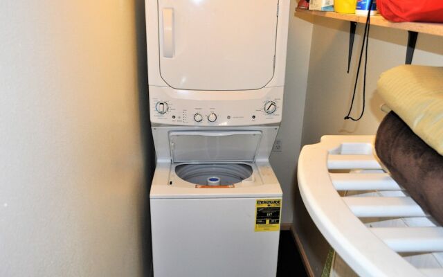 Timber 2 bed 2 bath 2 Br condo by RedAwning