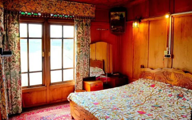 Houseboat New Golden Flower