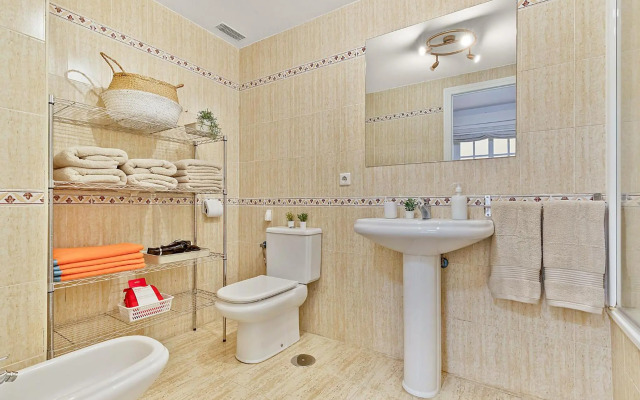 Apartamento con patio a 1 minuto de la playa