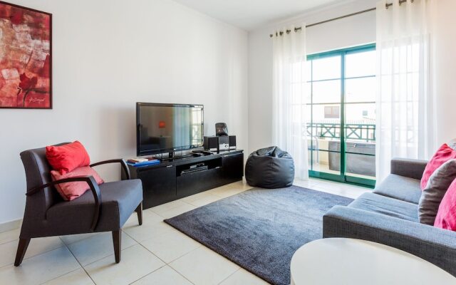 Central Albufeira 2-B Apt, Sleeps 6, Pool, Parking