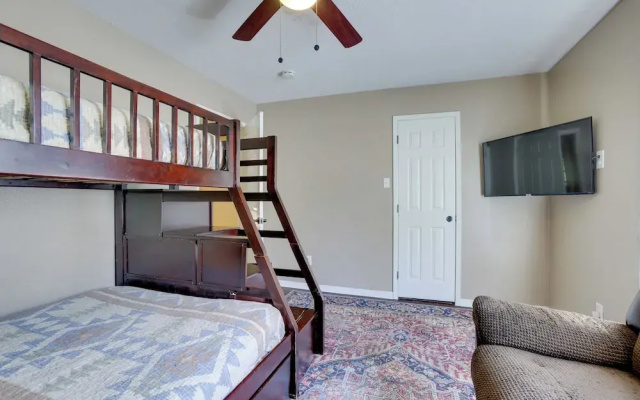 Near Airport & Interstate: Houston Area Townhome