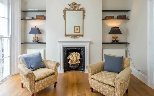 Bright Flat for 6, Near Victoria and Warwick sq