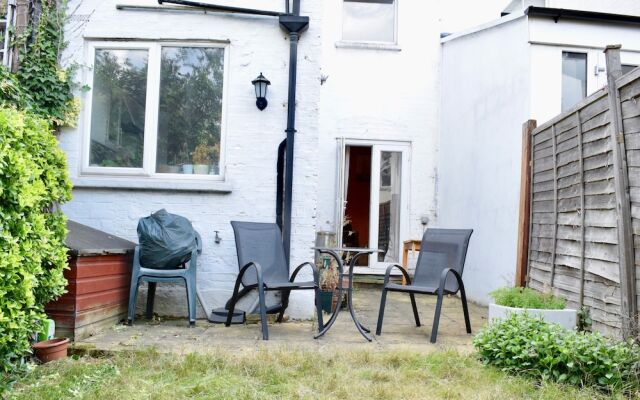 2 Bedroom Wimbledon House With Garden