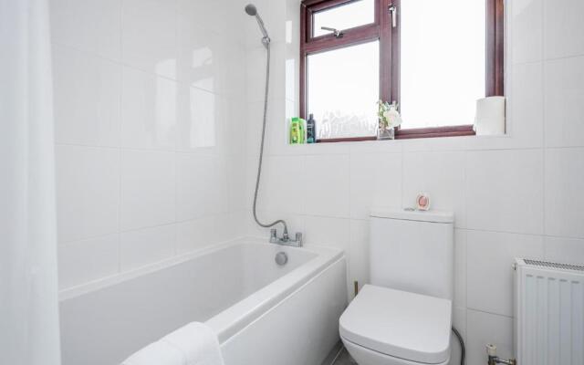 3br-sleeps5-parking-garden-accesstolondon