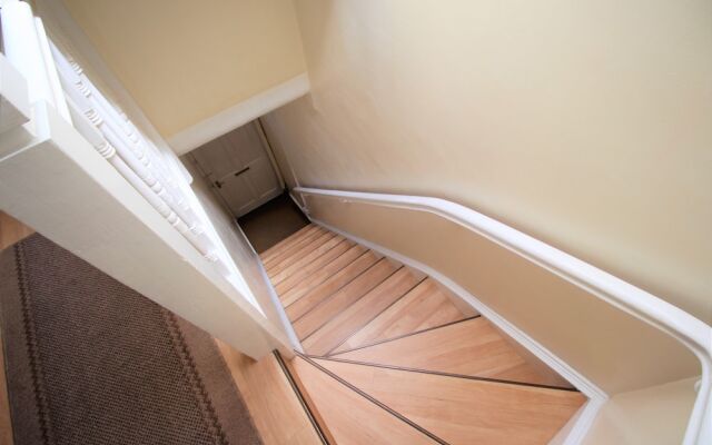 Atholl Rd Self Catering - 127 Central Location