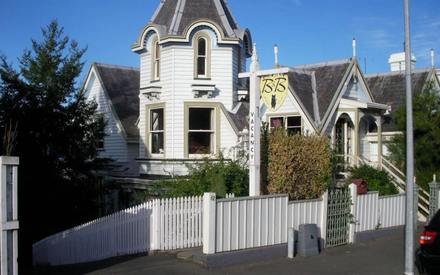 Hulmes Court Bed & Breakfast