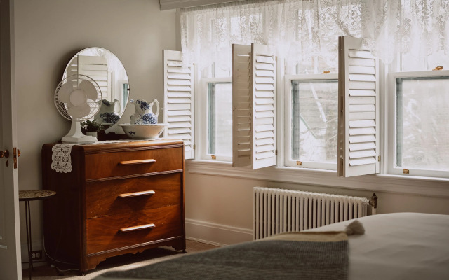 Hill Road Manor Bed & Breakfast