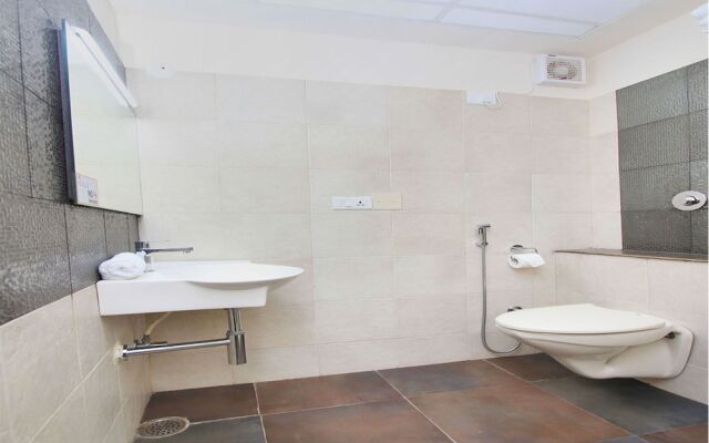 OYO 13090 Astor Hotel