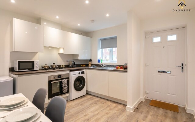 Spacious 3 Bed House with Parking & WiFi