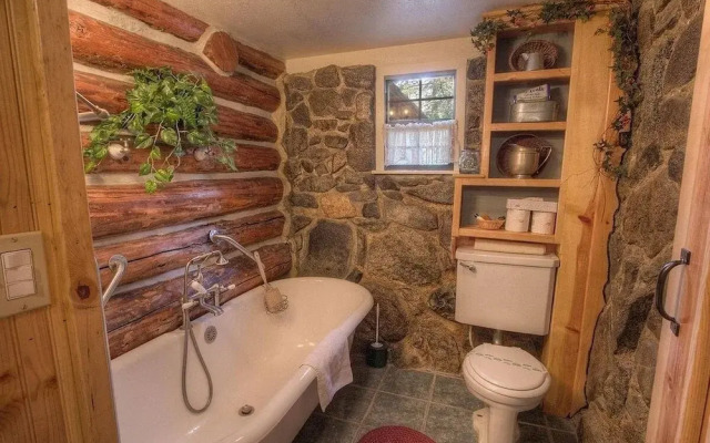 Zephyr Cabin 3 Bedroom Home by RedAwning