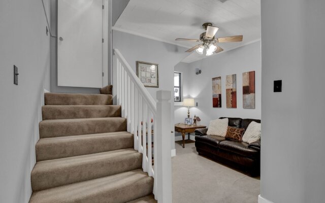 Charming Home With Hot Tub, Sauna & Grill!