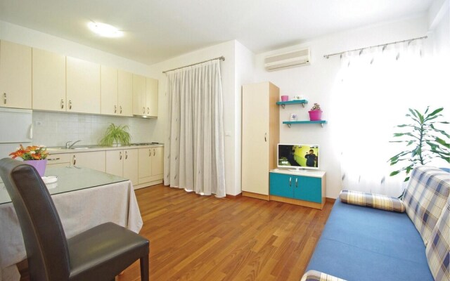 Amazing Home in Makarska With Wifi and 6 Bedrooms