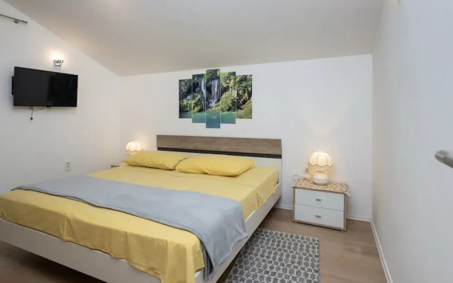 Apartment Mia - Two Bedroom Apartment With Balcony