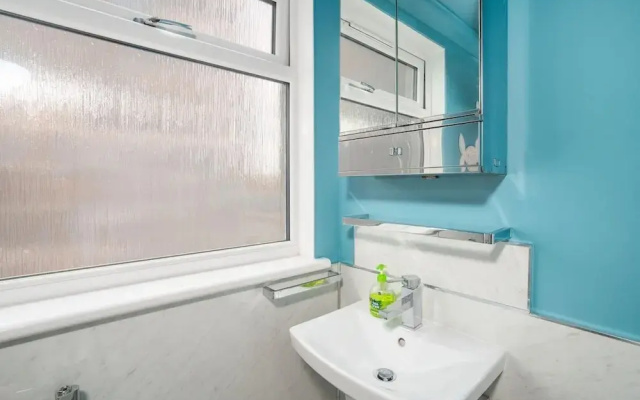 Beachside Stay - 4 Mins Walk - Free Parking