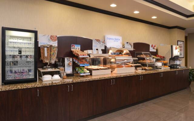 Holiday Inn Express and Suites Fairmont by IHG
