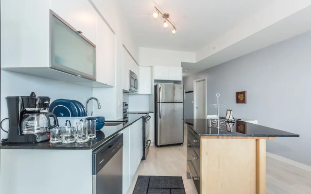 Panoramic Lakeview in a Luxury Downtown Oasis