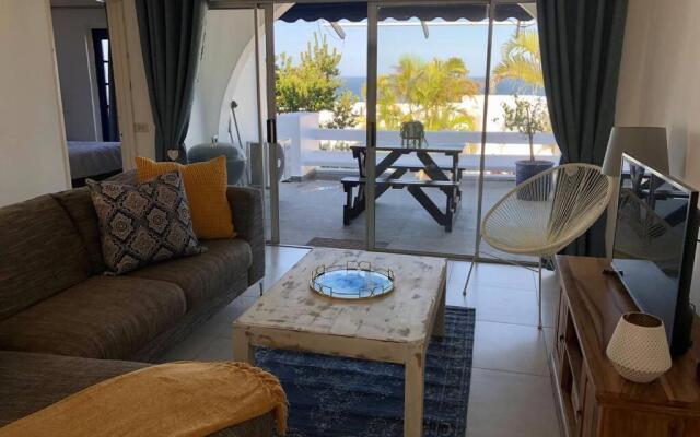 42 Thira - Beautiful Beach apartment