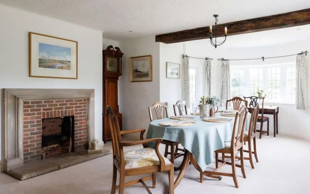 Charming Beach Getaway - Spacious 4BR Sunny Garden