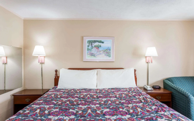Travelodge by Wyndham Ridgeway Martinsville Area