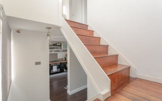 3 Bedroom Shoreditch Maisonette With Balcony