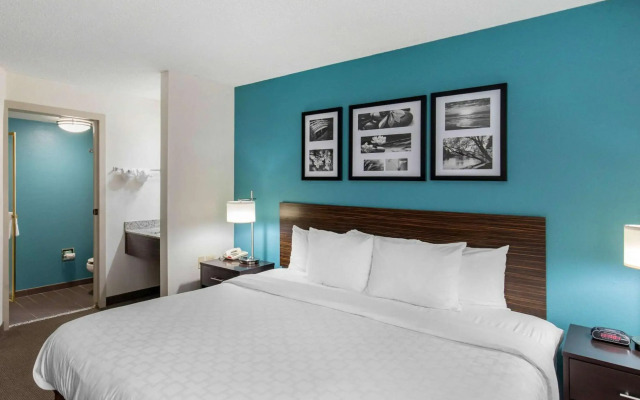 Clarion Inn & Suites DFW North