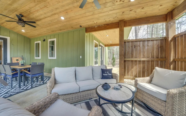 Chic Forest Hideaway in Broken Bow w/ Hot Tub