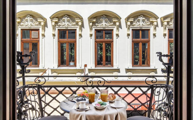 Old Town Luxury Suites with Balcony