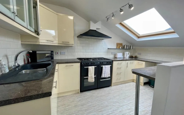 Impeccable 2-bed Apartment in Scarborough