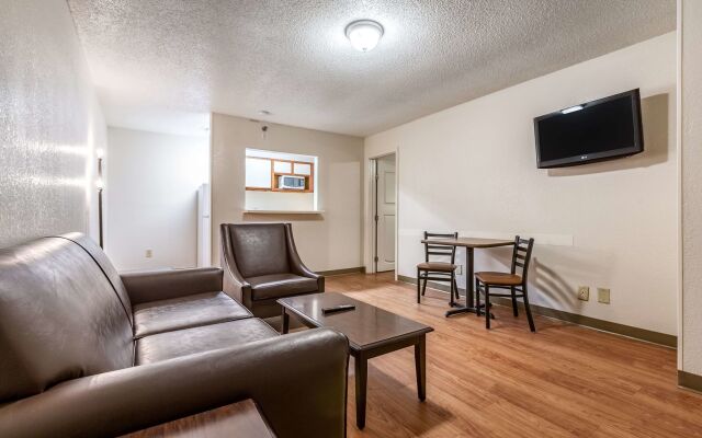 HomeTowne Studios by Red Roof Atlanta - Lawrenceville