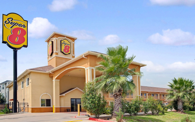Super 8 By Wyndham Houston North I-45