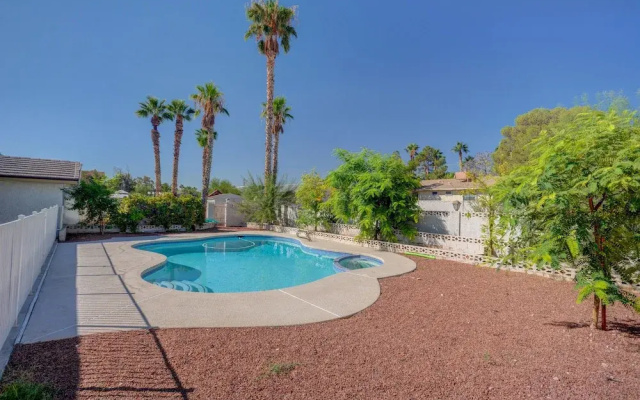 Luxurious 4BR House with Large Pool Near Strip