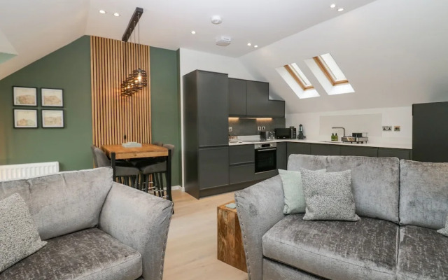 Watch Tree Apartment