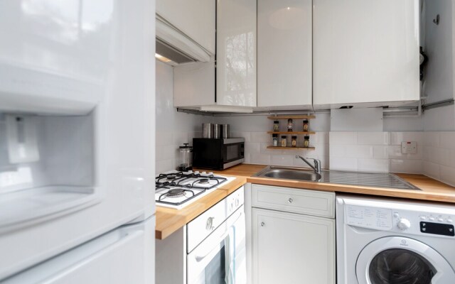 Earls Court Apartments by BaseToGo