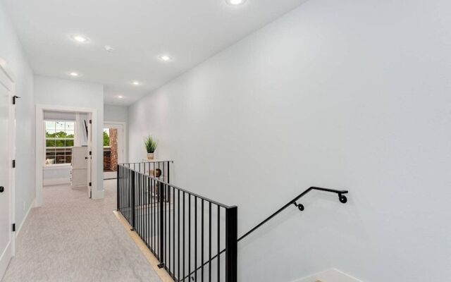 The Brownstone - 1 Block From Dtwn Square