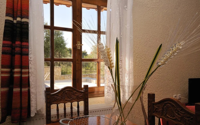 Family Maisonette with Pool near Beach