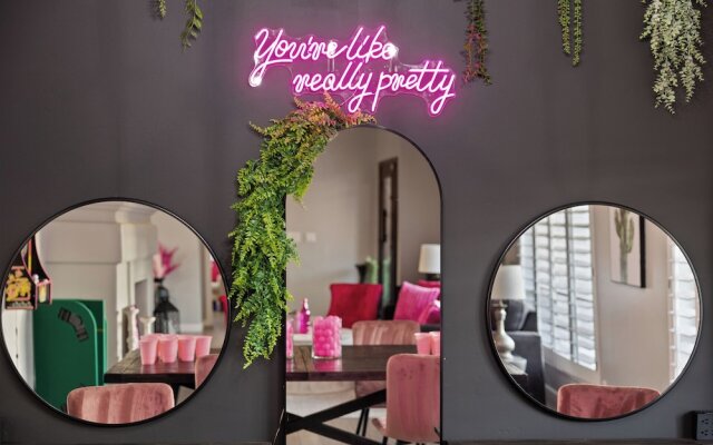 Desert Diva Hideaway - Sleeps 14