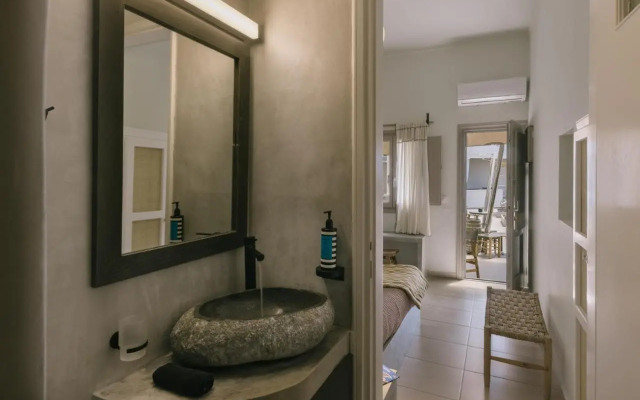 Luxury villa in Megalochori Santorini with Jacuzzi
