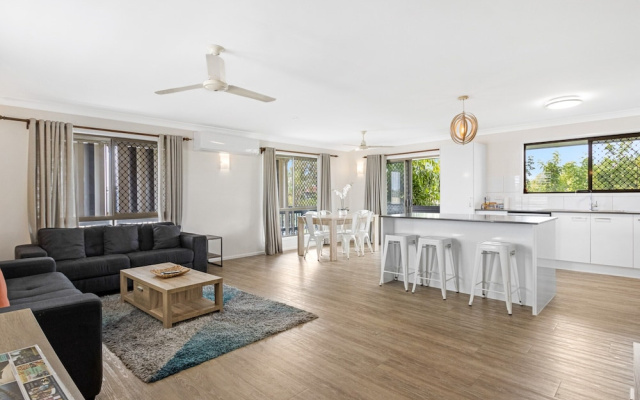 Spacious 3-bed Home With Large Balcony – Guest Rooms – Hervey Bay
